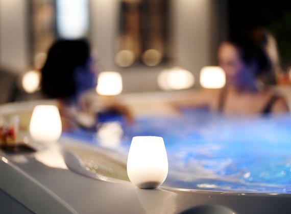 Ein-entspannender-Wellnessbereich-in-einem-Hotel-mit-Pools-Ruhezonen-und-DUNI-Kerzen..jpg